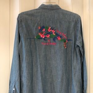 Tommy Bahama NWOT Embroidered Hibiscus Button Up Jean shirt Size Small.